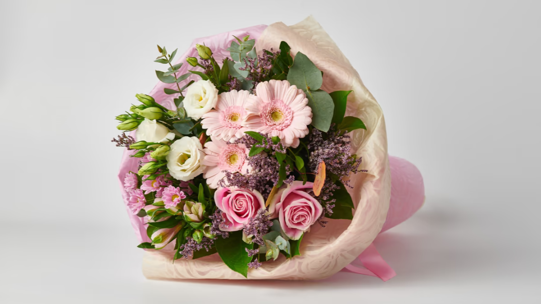 Μπουκέτο με Φρέσκα Λουλούδια Εποχής σε ροζ-λευκές αποχρώσεις MΠΟΥΚΕΤΑ Antheon