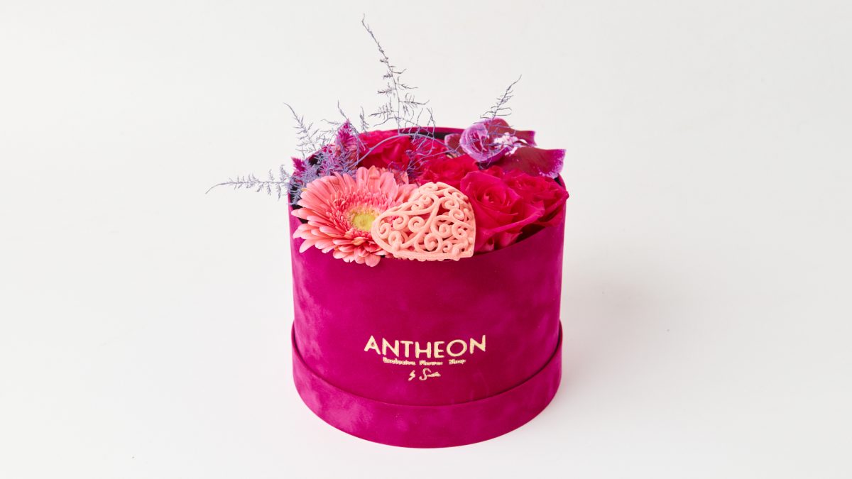Κουτί πολυτελείας φούξια 20cm με φρέσκα λουλούδια ΑΝΘΟΣΥΝΘΕΣΕΙΣ Antheon