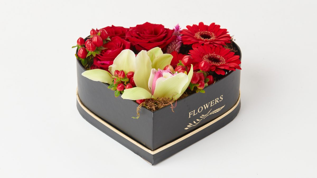 Κουτί μαύρη καρδιά με φρέσκα λουλούδια ΑΝΘΟΣΥΝΘΕΣΕΙΣ Antheon