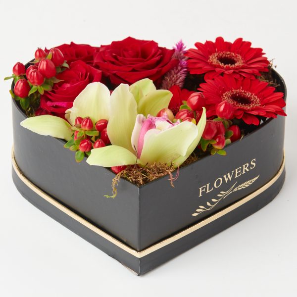 Black heart box with fresh flowers FLOWER ARRANGEMENTS Antheon