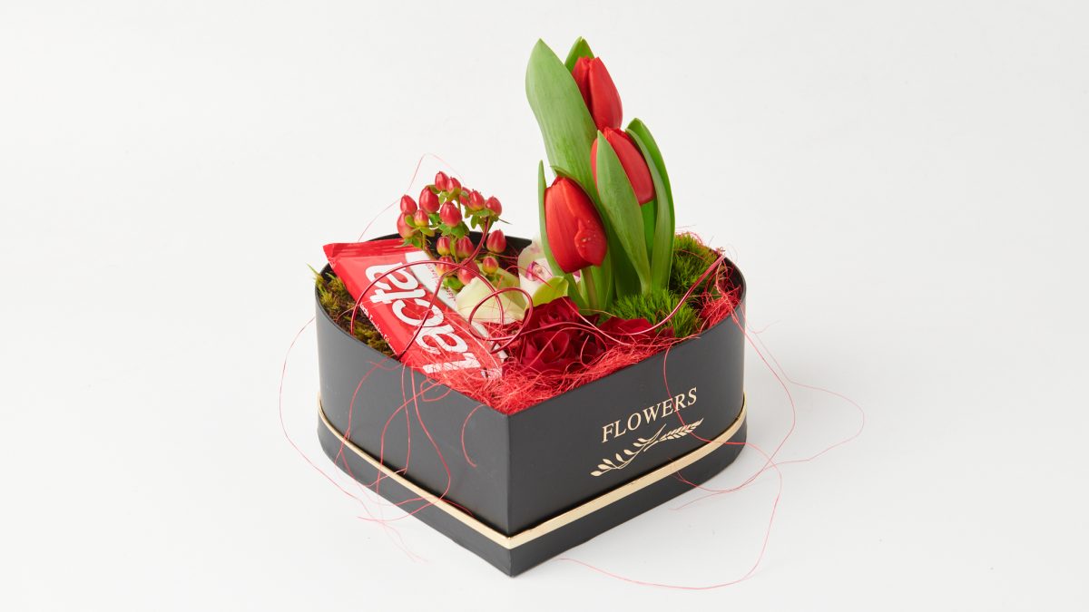 Black heart box with fresh flowers FLOWER ARRANGEMENTS Antheon