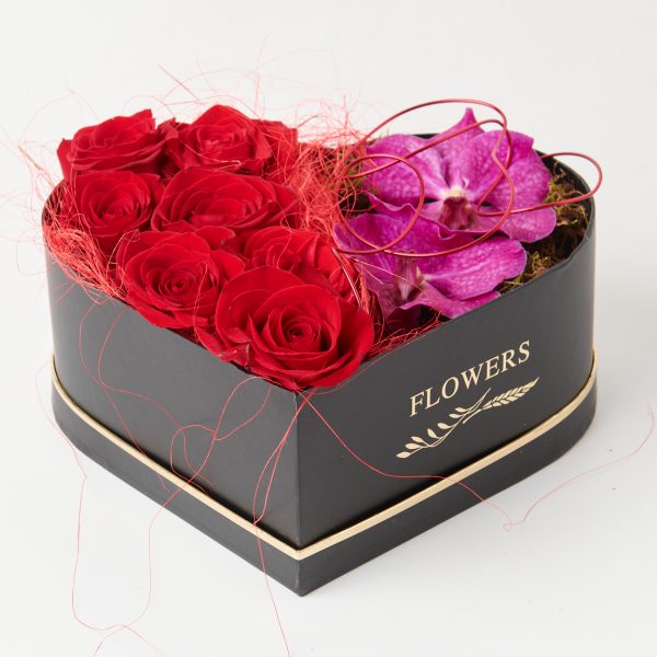 Κουτί μαύρη καρδιά με φρέσκα λουλούδια ΑΝΘΟΣΥΝΘΕΣΕΙΣ Antheon