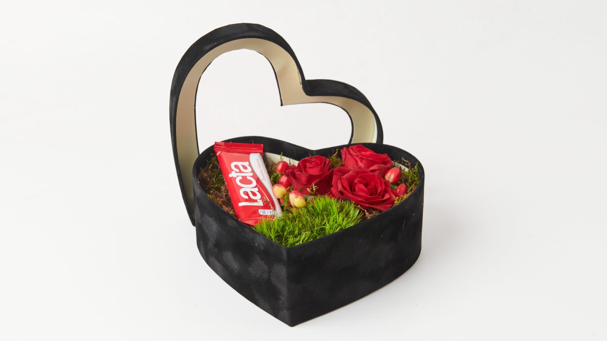 Plexiglass black heart box with fresh flowers FLOWER ARRANGEMENTS Antheon