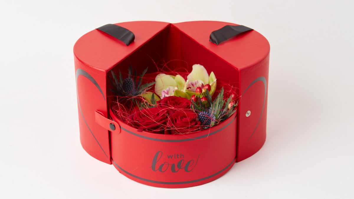 Openable red box with fresh flowers FLOWER ARRANGEMENTS Antheon