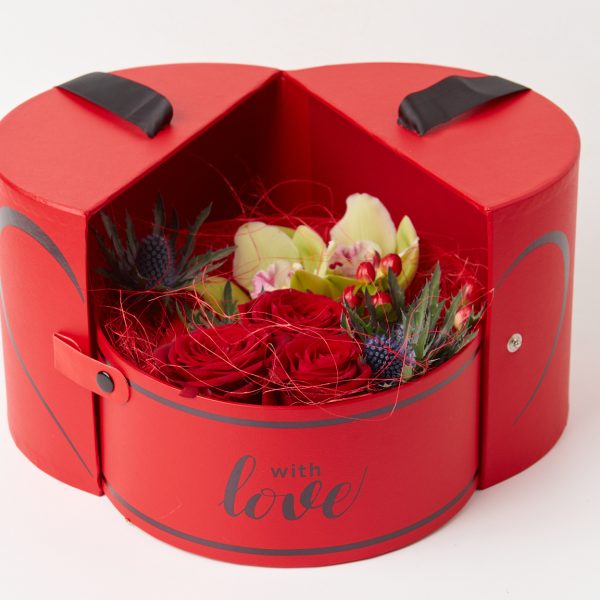 Openable red box with fresh flowers FLOWER ARRANGEMENTS Antheon